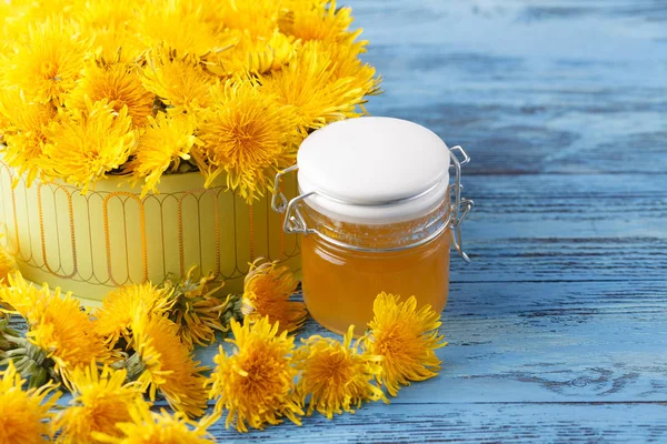 Kavanozda karahindiba balı ve taze çiçekler