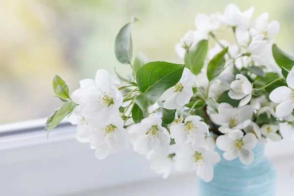 Metin için yer beyaz zemin üzerine ilk bahar çiçekleri — Stok fotoğraf