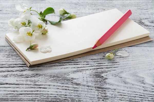 Primo fiore.Fiori bianchi primaverili su fondo vintage in legno.Spazio per il tuo testo . — Foto Stock