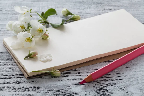 Bahar zaman kiraz çiçeği ve rustik masanın üzerine Not