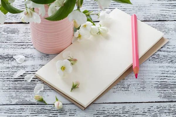 ahşap arka plan renk kalemler ile çiçekler