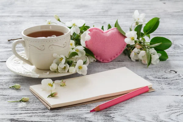 Aşk kartı yaz buket nazik çiçek açan apple ve çay 