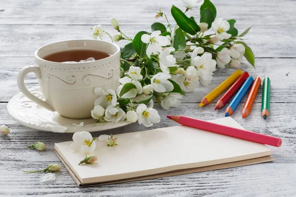 Aşk kartı yaz buket nazik çiçek açan apple ve çay 