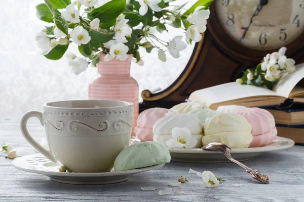 Чай в красивой чашке с цветами — стоковое фото