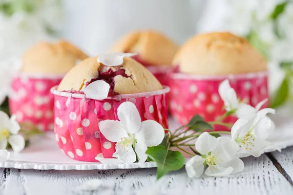 Pasteles de manzana caseros decorados flor de manzana en madera blanca des — Foto de Stock