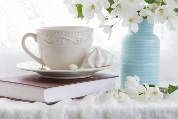 Tea service in the garden. Cups of tea and tea pot. Drinking tea — Stock Photo, Image