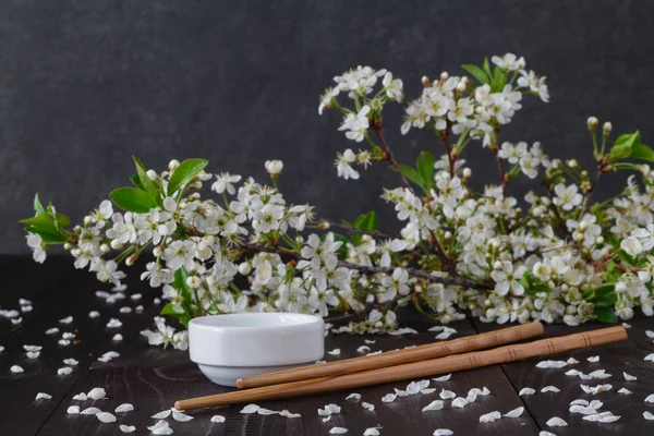 Wiosenne kwiaty na stole — Zdjęcie stockowe
