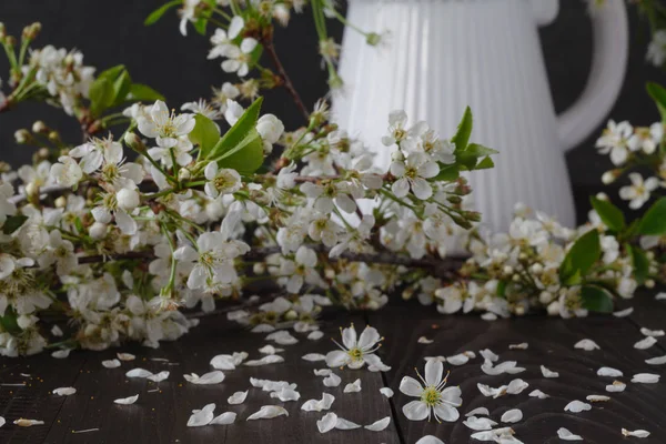 Wiosną bukiet kwiatów na stole drewniane — Zdjęcie stockowe