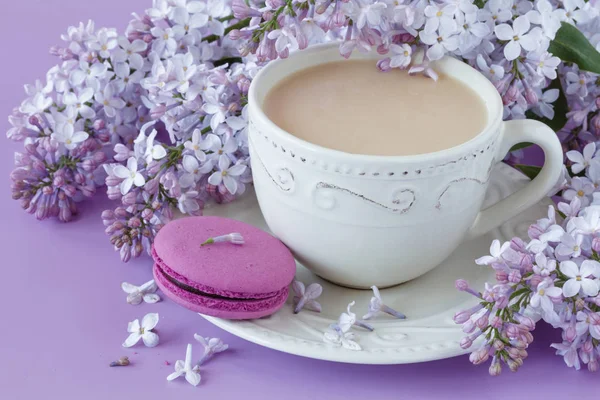 พื้นหลังโรแมนติกกับถ้วยชา ดอกไม้ลิลลาค — ภาพถ่ายสต็อก