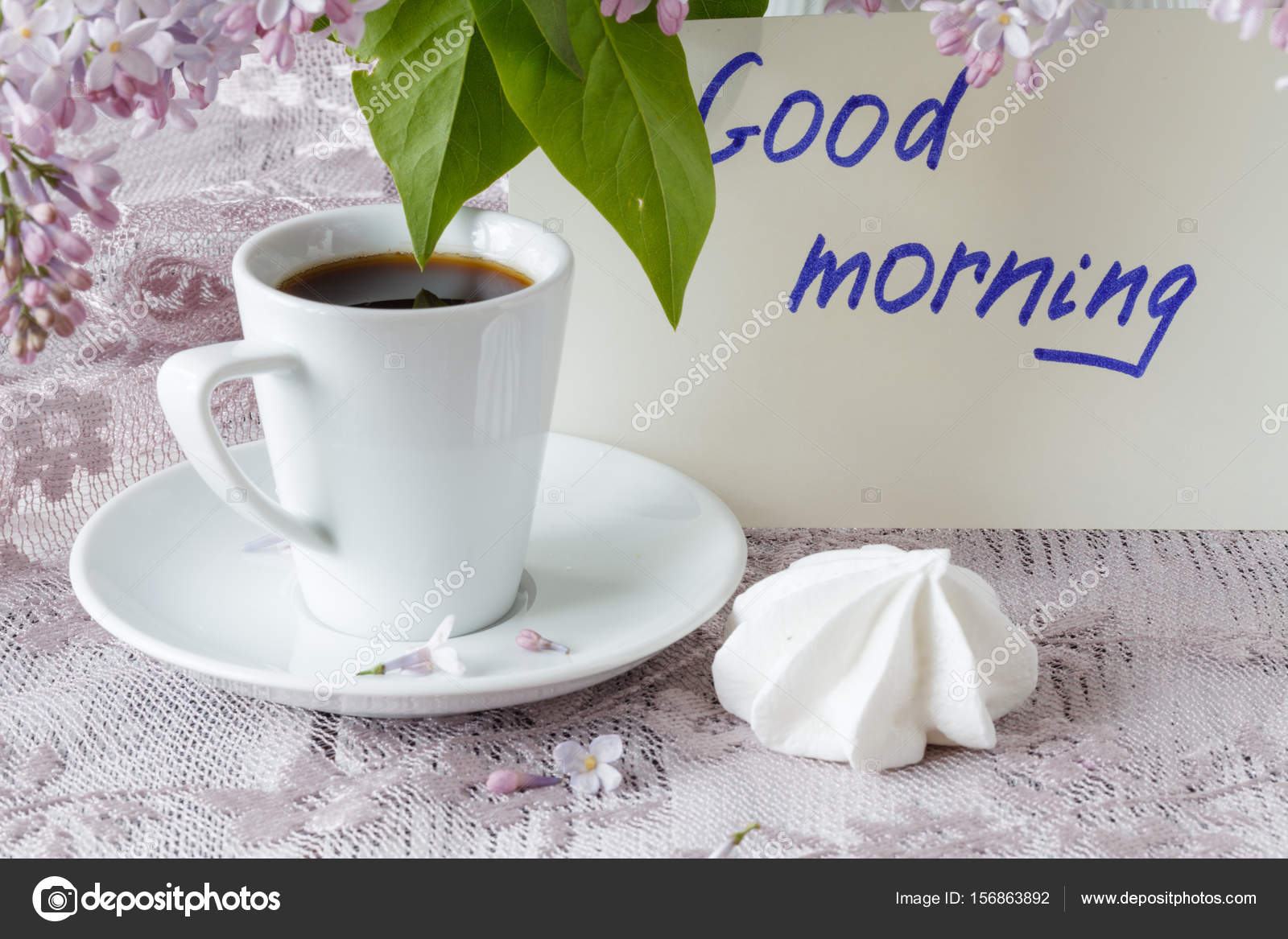 Guten Kaffeetasse und lila Blumen Stockfotografie