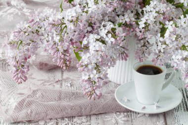 Leylak penceresinde bir vazoda