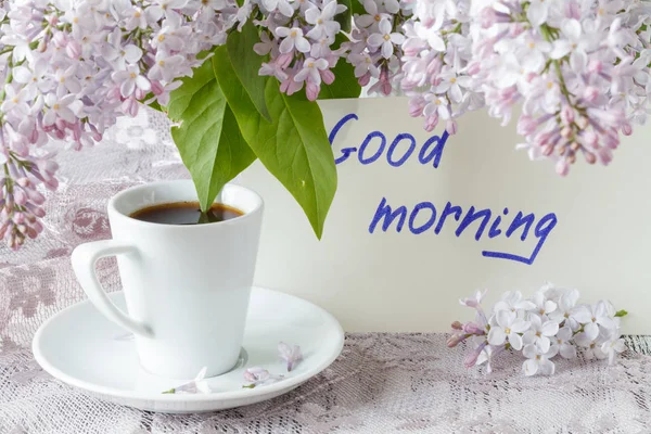 Lila Blüten in einem Keramiktopf lila und eine gute Morgennote — Stockfoto