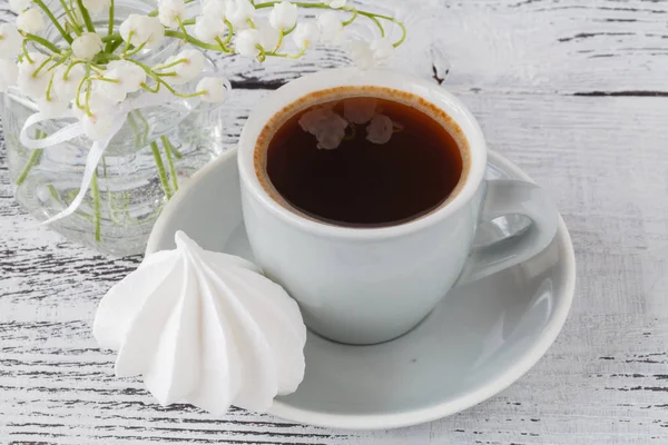 Fondo taza de café expreso primavera lirio del bouq valle — Foto de Stock