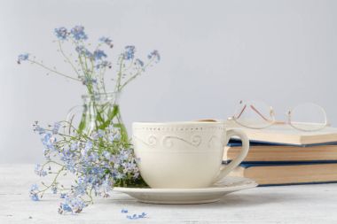 Korun çiçek ilgili kitap, ahşap arka plan