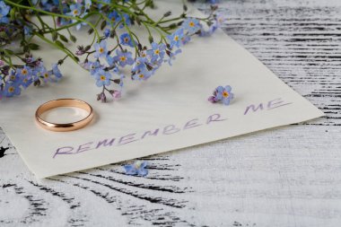 Unutma çiçek ve aşk notu