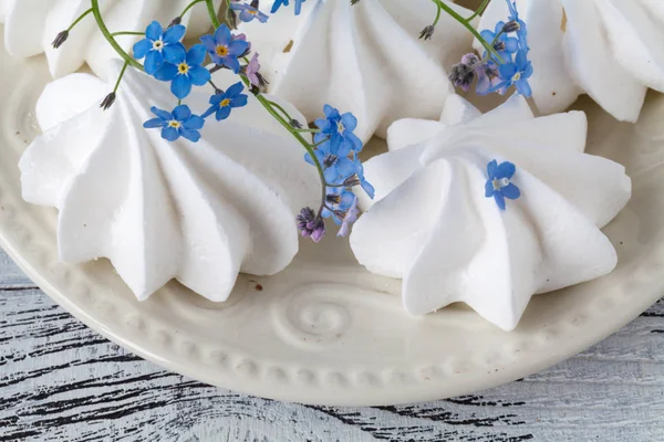 Boeket Lentebloemen, koffiekopje, marshmallows op houten — Stockfoto