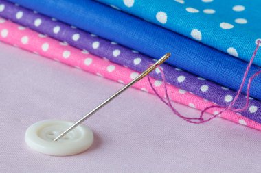 İğne ve iplik ile a düğme-in kapat