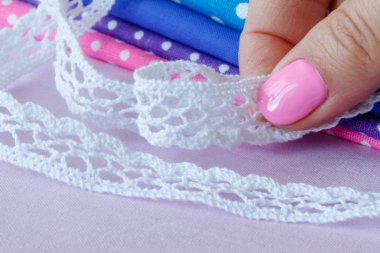 kadın bir doğal bej keten masa örtüsü dantel kurdele dikiş