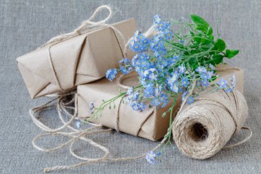 Bir buket çiçek korun hediye ile