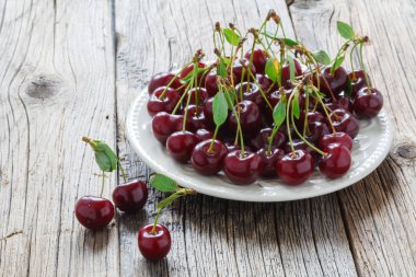 Olgun Kiraz plaka üzerinde