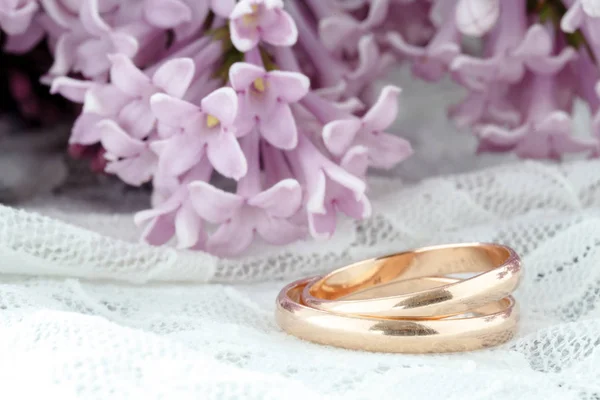 Anillo de boda contra fondo de flor — Foto de Stock