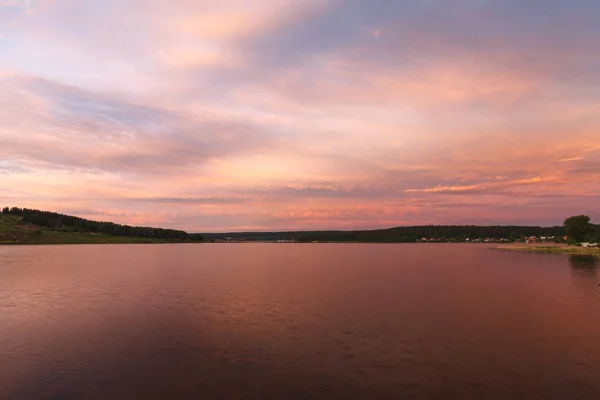 El cielo hermoso atardecer en el lago — Foto de Stock