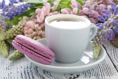 Yaz sabahları kahvaltı ile masaya çiçek bahçesinde