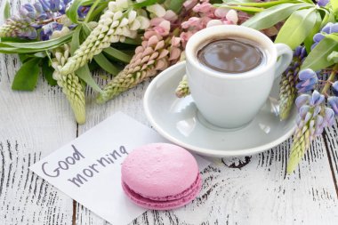 Kır çiçekleri. Eski püskü ahşap masaya acı bakla çiçek