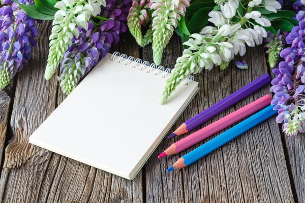 Üres jegyzetfüzet, toll és virágok fából készült asztal csokor. napló írás fogalma — Stock Fotó