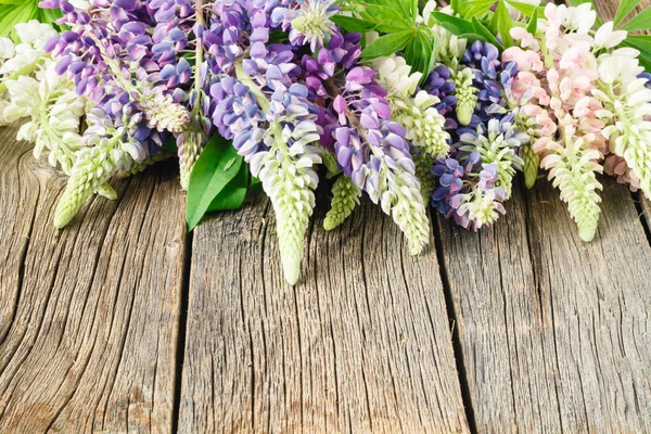 Tuin bloemen over blauwe houten tafel achtergrond. Achtergrond met kopie ruimte — Stockfoto