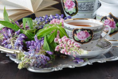 Çay seti ve güzel bahar buket kompozisyonu