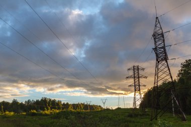Yüksek voltajlı güç hatları günbatımı. Elektrik Dağıtım sta