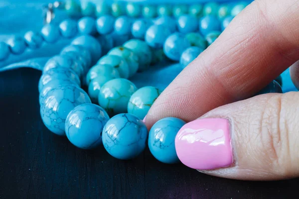 Ewelry terbuat dari pirus di tangan seorang wanita — Stok Foto