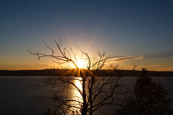 Puesta de sol en el río con reflejo — Foto de Stock
