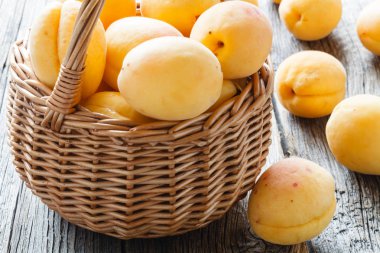 taze kayısı sepeti ahşap tablo