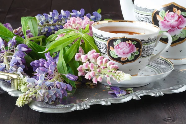 组成与茶具和美丽的春天的花朵的花束 — 图库照片