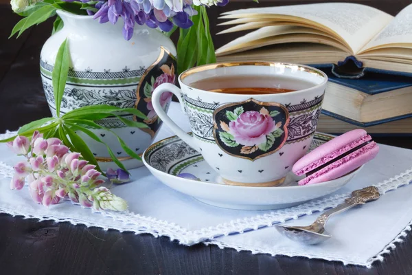 Fondo romántico con taza de flores de té y libro abierto sobre w — Foto de Stock