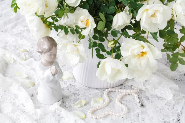 Rose inglesi giacevano su un merletto bianco . — Foto Stock