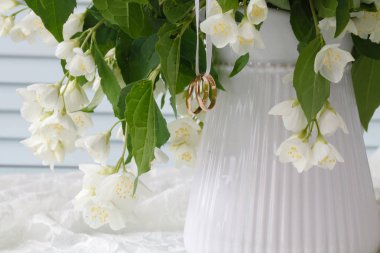 Ahşap arka plan üzerinde Yasemin çiçekli vazo