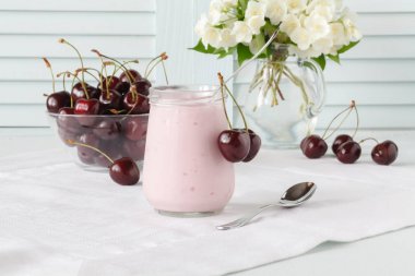 süt yoğurt taze kiraz çilek ile
