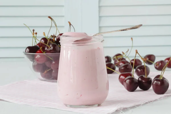 Домашний йогурт с вишней — стоковое фото