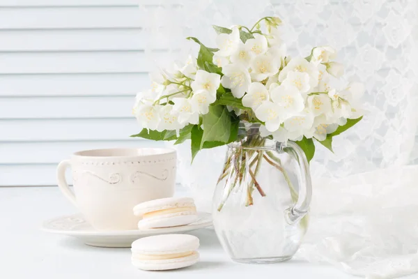 아침 식사 디자인에 대 한 흰색 꽃의 꽃다발 — 스톡 사진