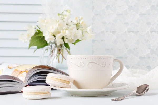 Ramo de flores blancas como regalo romántico para el desayuno — Foto de Stock