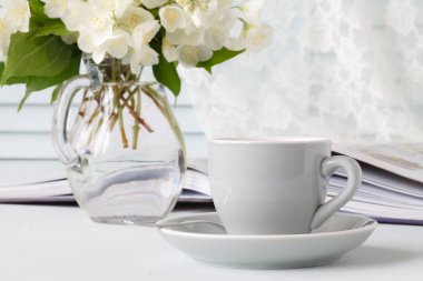 Bir beyaz fincan kahve için