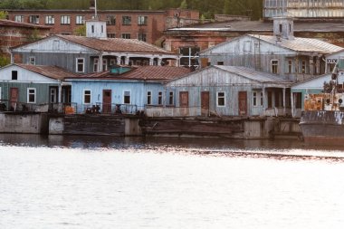 Nehir, açılış sahne eski duba evin