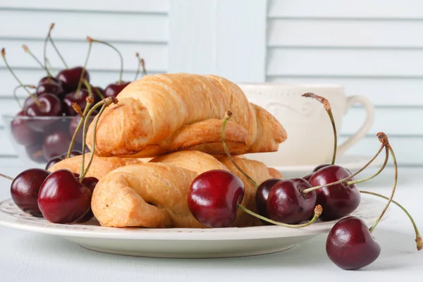 Croissant with berries — Stock Photo, Image