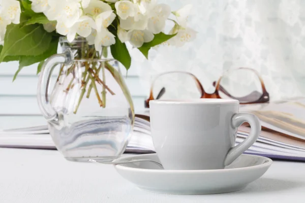 Чашка кофе, цветы и записка — стоковое фото