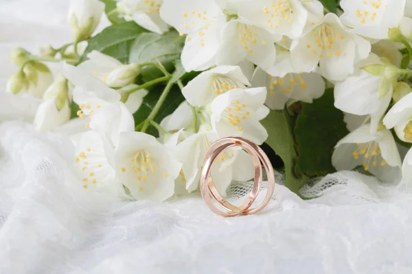 Wedding decoration with rings and jasmin — Stock Photo, Image