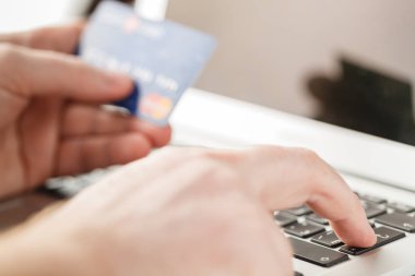 yakın bir adamın alışveriş online kredi kartı ile dizüstü bilgisayar ile