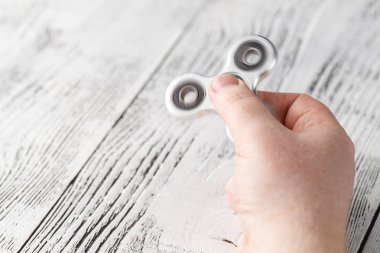 bir el spinner veya topluca spinner tutan adam el